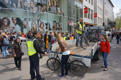 821363 Afbeelding van het teurgbezorgen door toezichthouders van aanvankelijk verkeerd gestalde en afgevoerde fietsen ...